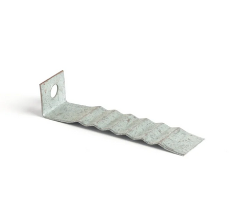 Connecteur à brique préplié en métal galvanisé avec trou de fixation, surface nervurée pour une meilleure adhérence à la maçonnerie, orienté en angle droit.