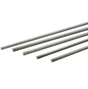 Barres d’armature en acier torsadé de différents calibres, alignées parallèlement sur fond neutre, utilisées pour renforcer les structures de béton.