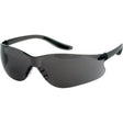 Lunettes de sécurité teintées noires avec monture légère et courbée, offrant une protection contre les rayons du soleil et les impacts en milieu industriel ou extérieur.