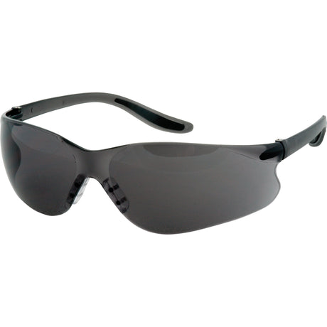 Lunettes de sécurité teintées noires avec monture légère et courbée, offrant une protection contre les rayons du soleil et les impacts en milieu industriel ou extérieur.