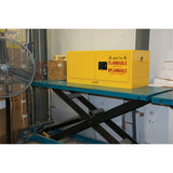 Armoire pour produits inflammables, 12 gal., 2 Porte(s), 43" La x 18" h x 18" p - SGU585