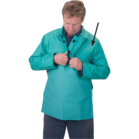 Vêtement ignifugé vert avec boutonnière frontale portée par un homme, col montant et manches longues.