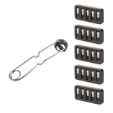 Briquet à pierre métallique argentée avec cinq porte-pierres noirs rectangulaires.