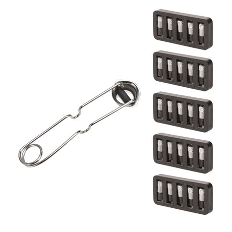 Briquet à pierre métallique argentée avec cinq porte-pierres noirs rectangulaires.