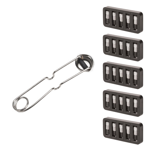 Briquet à pierre métallique argentée avec cinq porte-pierres noirs rectangulaires.